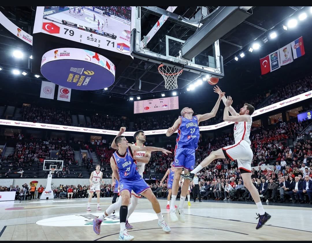DenibDenizli's tweet photo. Turkish Towels markamızın uluslararası yolculuğu, 12 Dev Adam ile devam ediyor. 🇹🇷🏀

FIBA 2027 Basketbol Dünya Kupası Elemeleri kapsamında oynanan Türkiye – Sırbistan karşılaşmasında, A Milli takımımız ile aynı heyecanı paylaştık.

“Turkish Towels” markalı havlularımız maç önünde izleyicilerle buluştu; Türk dokumasının kalitesi ve zarafeti uluslararası arenada bir kez daha sahne aldı.