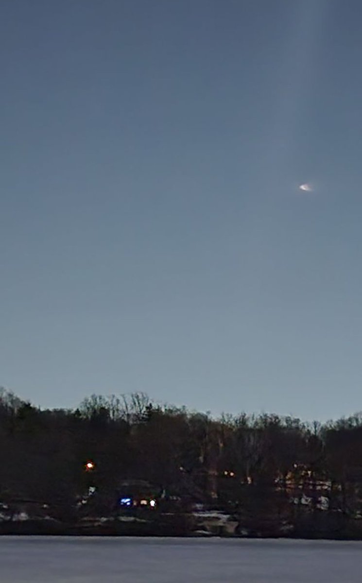 jjclayt's tweet photo. SpaceX flying over the town. https://t.co/HMWF1zdo5w