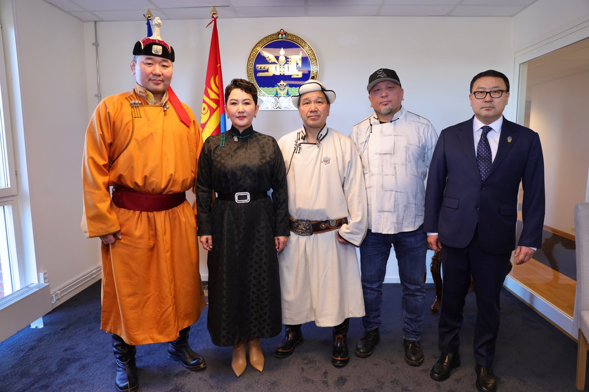 MongolDiplomacy's tweet photo. ГАДААД ХАРИЛЦААНЫ САЙД Б.БАТЦЭЦЭГ ШВЕД УЛСАД ОРШИН СУУГАА МОНГОЛ ИРГЭДИЙН ТӨЛӨӨЛЛИЙГ ХҮЛЭЭН АВЧ УУЛЗАЖ, ТӨРИЙН ДЭЭД ОДОН, МЕДАЛЬ ГАРДУУЛЛАА

Гадаад харилцааны сайд Б.Батцэцэг Шведийн Хаант Улсын Гадаад хэргийн сайд Мариа Малмер Стенергардын урилгаар тус улсад албан ёсны айлчлал хийж байна. Энэ хүрээнд тус улсад оршин суугаа Монгол иргэдийн төлөөллийг хүлээн авч уулзалт хийлээ.

Шведийн Хаант Улсад 12 мянга гаруй монгол иргэн оршин сууж байгаа бөгөөд эх хэл, соёл уламжлал, үндэсний спорт, урлагаа сурталчлах чиглэлээр 20 гаруй төрийн бус байгууллага, холбоо идэвхтэй үйл ажиллагаа явуулдаг.

Үндэсний урлаг, уламжлалт өв соёлоо Швед Улс болон Европын орнуудад түгээн дэлгэрүүлэх үйлсэд үнэтэй хувь нэмэр оруулж буй монгол иргэдэд сайд Б.Батцэцэг талархал илэрхийлж, Монгол Улсын Ерөнхийлөгчийн зарлигаар шагнагдсан дараах иргэдэд Төрийн дээд одон медалийг гардуулав.

Үүнд:
Алтан гадас одонгоор:
- Швед Улсад үндэсний шагайн харваан холбоог үүсгэн байгуулалцсан Шагайн нумт харваан холбооны тэргүүн С.Энхмандал,
- Швед Улс дахь Монгол үндэсний бөхийн холбоог үүсгэн байгуулалцсан, холбооны дэд тэргүүн Ш.Энхбаатар,
- “Гэгээн эгшиг” уран бүтээлийн нэгдлийн багш Д.Отгонцэцэг,
- Эх хэлний орчуулагч, бизнес эрхлэгч М.Гэрэлцэцэг,

Хөдөлмөрийн хүндэт медалиар:
- Европ дахь Монгол шагайн харвааны нэгдсэн холбооны тэргүүн С.Эндгэрэл,
- Эх хэлний багш М.Дуламсүрэн,
- Швед дэх “Соёоказэ” рестораны захирал, ахлах тогооч О.Батжаргал,
- Швед дэх “Мейрам” рестораны захирал, ахлах тогооч А.Гэрэлт-Од,

Соёлын тэргүүний ажилтан цолоор:
- Уртын дууч Т.Дэлгэрсайхан,
- Монгол бүжгийн багш Б.Анар,
- Төгөлдөр хуурын багш О.Оюунгэрэл нар болно.