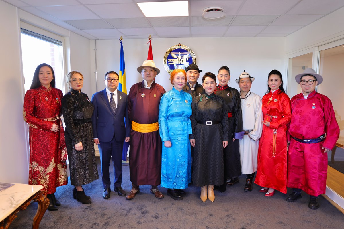MongolDiplomacy's tweet photo. ГАДААД ХАРИЛЦААНЫ САЙД Б.БАТЦЭЦЭГ ШВЕД УЛСАД ОРШИН СУУГАА МОНГОЛ ИРГЭДИЙН ТӨЛӨӨЛЛИЙГ ХҮЛЭЭН АВЧ УУЛЗАЖ, ТӨРИЙН ДЭЭД ОДОН, МЕДАЛЬ ГАРДУУЛЛАА

Гадаад харилцааны сайд Б.Батцэцэг Шведийн Хаант Улсын Гадаад хэргийн сайд Мариа Малмер Стенергардын урилгаар тус улсад албан ёсны айлчлал хийж байна. Энэ хүрээнд тус улсад оршин суугаа Монгол иргэдийн төлөөллийг хүлээн авч уулзалт хийлээ.

Шведийн Хаант Улсад 12 мянга гаруй монгол иргэн оршин сууж байгаа бөгөөд эх хэл, соёл уламжлал, үндэсний спорт, урлагаа сурталчлах чиглэлээр 20 гаруй төрийн бус байгууллага, холбоо идэвхтэй үйл ажиллагаа явуулдаг.

Үндэсний урлаг, уламжлалт өв соёлоо Швед Улс болон Европын орнуудад түгээн дэлгэрүүлэх үйлсэд үнэтэй хувь нэмэр оруулж буй монгол иргэдэд сайд Б.Батцэцэг талархал илэрхийлж, Монгол Улсын Ерөнхийлөгчийн зарлигаар шагнагдсан дараах иргэдэд Төрийн дээд одон медалийг гардуулав.

Үүнд:
Алтан гадас одонгоор:
- Швед Улсад үндэсний шагайн харваан холбоог үүсгэн байгуулалцсан Шагайн нумт харваан холбооны тэргүүн С.Энхмандал,
- Швед Улс дахь Монгол үндэсний бөхийн холбоог үүсгэн байгуулалцсан, холбооны дэд тэргүүн Ш.Энхбаатар,
- “Гэгээн эгшиг” уран бүтээлийн нэгдлийн багш Д.Отгонцэцэг,
- Эх хэлний орчуулагч, бизнес эрхлэгч М.Гэрэлцэцэг,

Хөдөлмөрийн хүндэт медалиар:
- Европ дахь Монгол шагайн харвааны нэгдсэн холбооны тэргүүн С.Эндгэрэл,
- Эх хэлний багш М.Дуламсүрэн,
- Швед дэх “Соёоказэ” рестораны захирал, ахлах тогооч О.Батжаргал,
- Швед дэх “Мейрам” рестораны захирал, ахлах тогооч А.Гэрэлт-Од,

Соёлын тэргүүний ажилтан цолоор:
- Уртын дууч Т.Дэлгэрсайхан,
- Монгол бүжгийн багш Б.Анар,
- Төгөлдөр хуурын багш О.Оюунгэрэл нар болно.