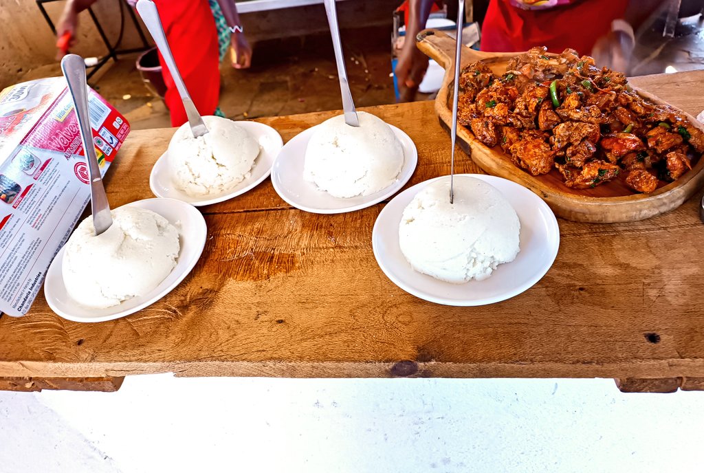 MunchDen's tweet photo. It's Tuesday but we're on a Friday Vybe 🕺💃🔥🍖🍗🔥Leta order please 🤗🤙🏾0711968496 We deliver. @MunchDen 😎 https://t.co/pmrljo9Vmz