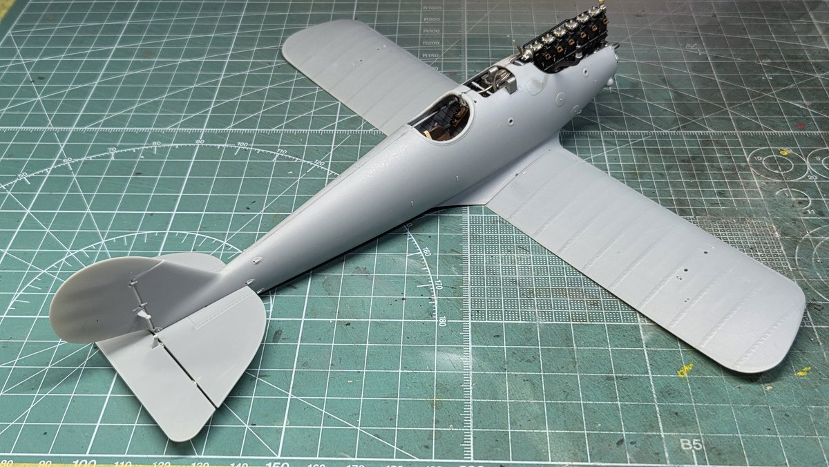WINGNUT WINGS  1/32
Pfalz D.Ⅲa

左右の胴体を接着したので下翼と尾翼を仮組してみました

スタイリッシュですな
