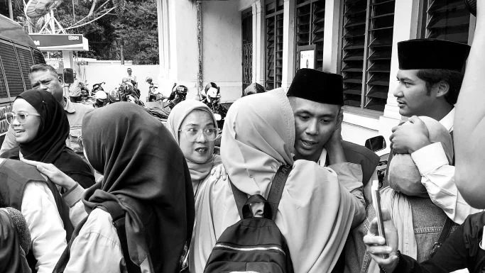 BdgBergerakID's tweet photo. Vonis Terberat Demonstran, Adit dan Naufal Ajukan Banding

Kuasa hukum dari LBH Bandung menilai putusan PN Bandung mengabaikan keterangan saksi dan fakta persidangan, di tengah kekecewaan keluarga atas vonis tak adil.

https://t.co/XMATfD3qZ4 https://t.co/B6rr4C1YKI
