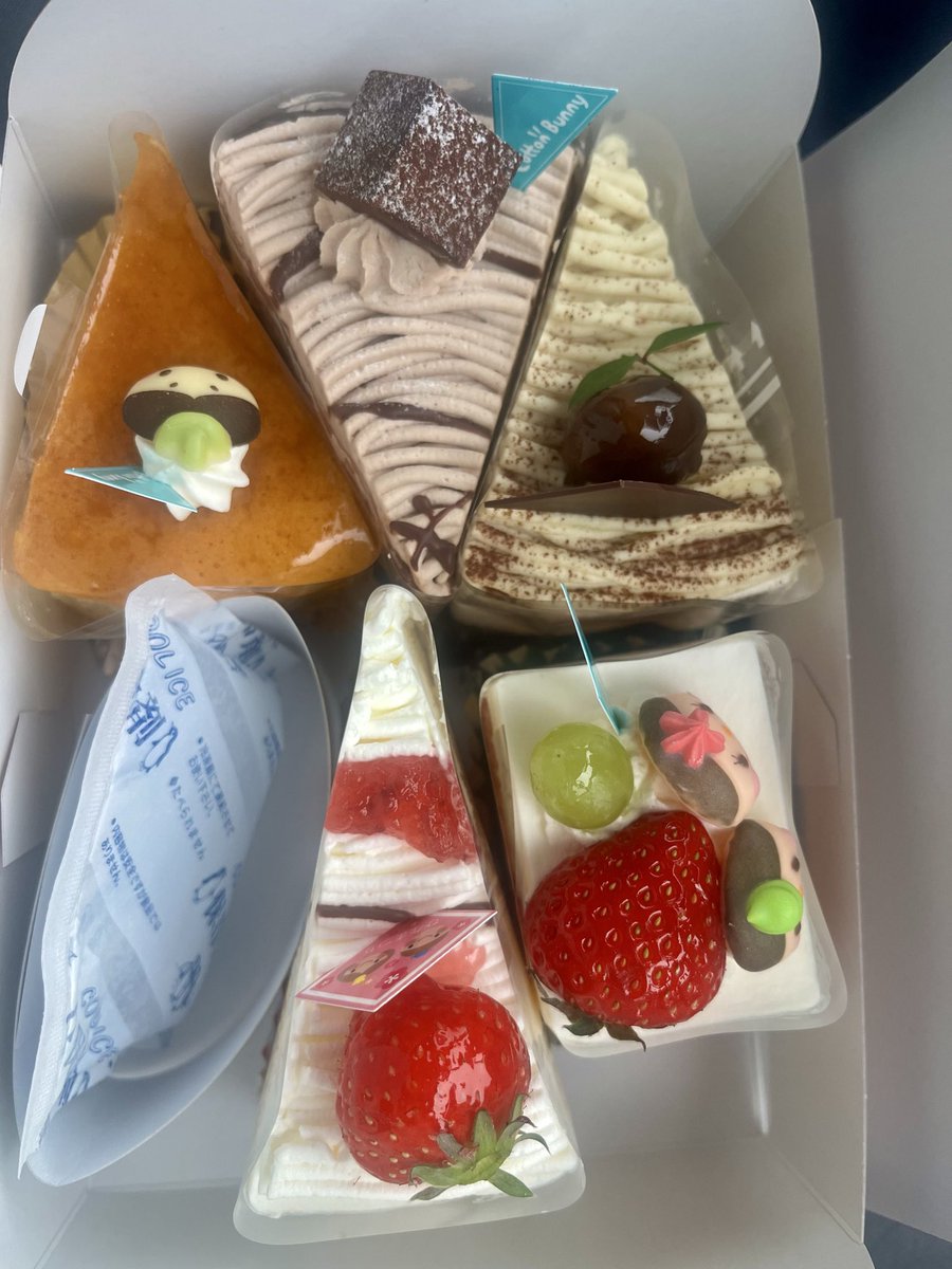 仲良くしてくださってる方に沖縄土産を持って行ったら、ケーキをたくさん頂きました🙇‍♀️
そして今日はおひなさまを慌てて出したらぼんぼり飾るの忘れているし、ひし餅の台はどこに？？