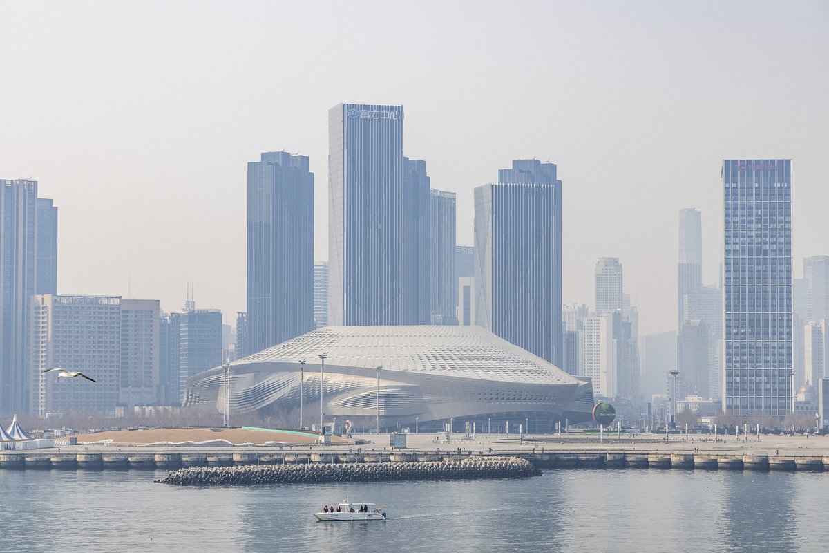 China's national GDP has topped 140 trillion yuan! 🚀 What's driving it? Industrial upgrading, thriving private businesses, and new growth engines like #AI, new energy, and advanced manufacturing...
Two cities stand out to me, Wenzhou and Dalian, both crossing the trillion-yuan
