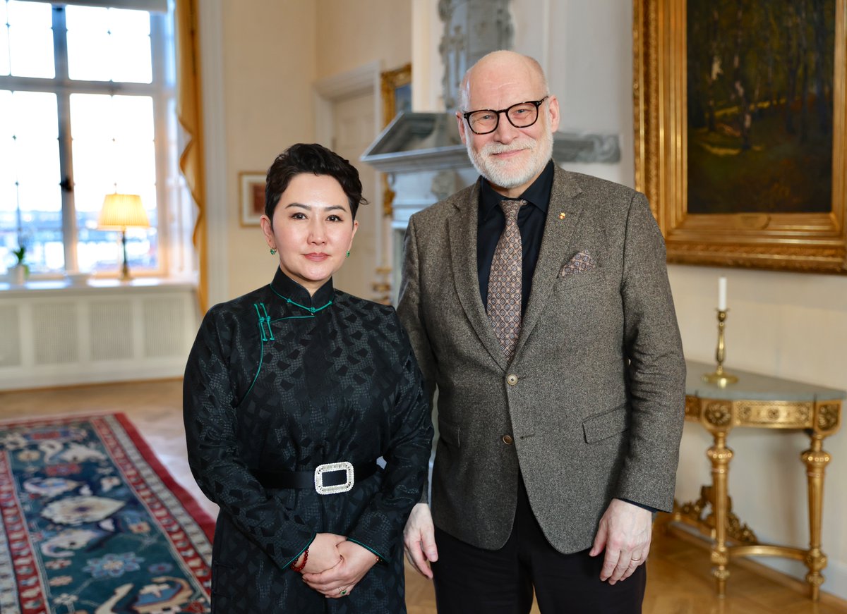 MongolDiplomacy's tweet photo. ГАДААД ХАРИЛЦААНЫ САЙД Б.БАТЦЭЦЭГ ШВЕДИЙН ХААНТ УЛСЫН УППСАЛА МУЖИД АЖИЛЛАВ

Гадаад харилцааны сайд Б.Батцэцэг Шведийн Хаант Улсад хийж буй албан ёсны айлчлалынхаа хүрээнд Уппсала мужид ажиллаж, албаны зарим төлөөлөгчтэй уулзалт хийлээ.

Тухайлбал, сайд Б.Батцэцэг Уппсала мужийн захирагч Стефан Аттефалл, Уппсала хотын зөвлөлийн дарга Клас Херман Лүндгрен нартай тус тус уулзалт хийж, орон нутгийн түвшинд харилцаа, хамтын ажиллагааг өргөжүүлэн хөгжүүлэх боломжийн талаар дэлгэрэнгүй санал солилцлоо.

Тэрээр Монгол Улс бүсчилсэн хөгжил, орон нутгийн түвшний харилцаа, хамтын ажиллагааг гүнзгийрүүлэхэд ач холбогдол өгч байгааг тэмдэглэж, Уппсала мужтай боловсрол, соёл, хөдөө аж ахуй, тогтвортой хөгжлийн чиглэлээр харилцан ашигтай хамтран ажиллах санал тавилаа.

Швед Улсдаа нэр хүндтэй Хөдөө аж ахуйн их сургууль нь Уппсала хотод байрладаг бөгөөд тус их сургуультай хөдөө аж ахуй, газар тариалангийн үйлдвэрлэлийн дэвшилтэт технологи, инновацын шийдлийн туршлагаасаа хуваалцах зэргээр тодорхой төсөл хөтөлбөр, судалгаа шинжилгээний бүтээл хамтран хэрэгжүүлэх боломжтой гэдгээ Уппсала муж, хотын удирдлагууд илэрхийллээ.