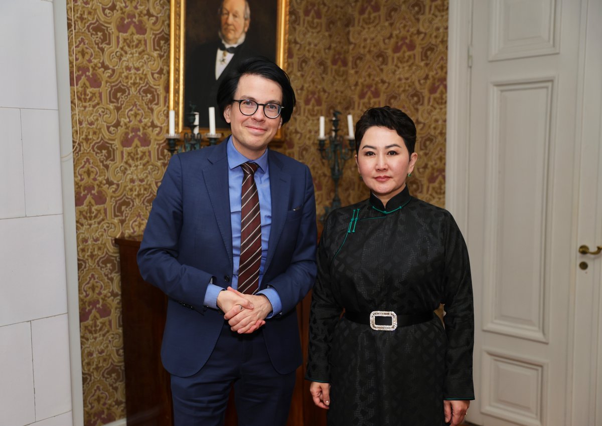 MongolDiplomacy's tweet photo. ГАДААД ХАРИЛЦААНЫ САЙД Б.БАТЦЭЦЭГ ШВЕДИЙН ХААНТ УЛСЫН УППСАЛА МУЖИД АЖИЛЛАВ

Гадаад харилцааны сайд Б.Батцэцэг Шведийн Хаант Улсад хийж буй албан ёсны айлчлалынхаа хүрээнд Уппсала мужид ажиллаж, албаны зарим төлөөлөгчтэй уулзалт хийлээ.

Тухайлбал, сайд Б.Батцэцэг Уппсала мужийн захирагч Стефан Аттефалл, Уппсала хотын зөвлөлийн дарга Клас Херман Лүндгрен нартай тус тус уулзалт хийж, орон нутгийн түвшинд харилцаа, хамтын ажиллагааг өргөжүүлэн хөгжүүлэх боломжийн талаар дэлгэрэнгүй санал солилцлоо.

Тэрээр Монгол Улс бүсчилсэн хөгжил, орон нутгийн түвшний харилцаа, хамтын ажиллагааг гүнзгийрүүлэхэд ач холбогдол өгч байгааг тэмдэглэж, Уппсала мужтай боловсрол, соёл, хөдөө аж ахуй, тогтвортой хөгжлийн чиглэлээр харилцан ашигтай хамтран ажиллах санал тавилаа.

Швед Улсдаа нэр хүндтэй Хөдөө аж ахуйн их сургууль нь Уппсала хотод байрладаг бөгөөд тус их сургуультай хөдөө аж ахуй, газар тариалангийн үйлдвэрлэлийн дэвшилтэт технологи, инновацын шийдлийн туршлагаасаа хуваалцах зэргээр тодорхой төсөл хөтөлбөр, судалгаа шинжилгээний бүтээл хамтран хэрэгжүүлэх боломжтой гэдгээ Уппсала муж, хотын удирдлагууд илэрхийллээ.