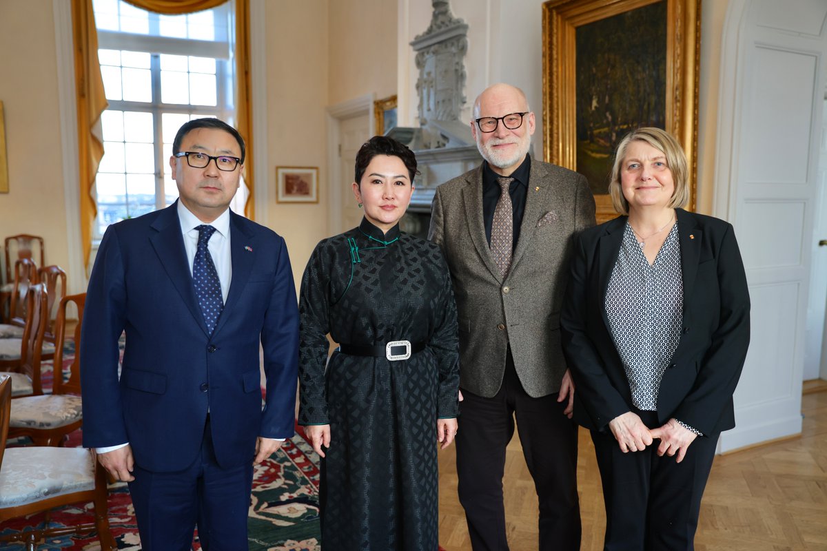 MongolDiplomacy's tweet photo. ГАДААД ХАРИЛЦААНЫ САЙД Б.БАТЦЭЦЭГ ШВЕДИЙН ХААНТ УЛСЫН УППСАЛА МУЖИД АЖИЛЛАВ

Гадаад харилцааны сайд Б.Батцэцэг Шведийн Хаант Улсад хийж буй албан ёсны айлчлалынхаа хүрээнд Уппсала мужид ажиллаж, албаны зарим төлөөлөгчтэй уулзалт хийлээ.

Тухайлбал, сайд Б.Батцэцэг Уппсала мужийн захирагч Стефан Аттефалл, Уппсала хотын зөвлөлийн дарга Клас Херман Лүндгрен нартай тус тус уулзалт хийж, орон нутгийн түвшинд харилцаа, хамтын ажиллагааг өргөжүүлэн хөгжүүлэх боломжийн талаар дэлгэрэнгүй санал солилцлоо.

Тэрээр Монгол Улс бүсчилсэн хөгжил, орон нутгийн түвшний харилцаа, хамтын ажиллагааг гүнзгийрүүлэхэд ач холбогдол өгч байгааг тэмдэглэж, Уппсала мужтай боловсрол, соёл, хөдөө аж ахуй, тогтвортой хөгжлийн чиглэлээр харилцан ашигтай хамтран ажиллах санал тавилаа.

Швед Улсдаа нэр хүндтэй Хөдөө аж ахуйн их сургууль нь Уппсала хотод байрладаг бөгөөд тус их сургуультай хөдөө аж ахуй, газар тариалангийн үйлдвэрлэлийн дэвшилтэт технологи, инновацын шийдлийн туршлагаасаа хуваалцах зэргээр тодорхой төсөл хөтөлбөр, судалгаа шинжилгээний бүтээл хамтран хэрэгжүүлэх боломжтой гэдгээ Уппсала муж, хотын удирдлагууд илэрхийллээ.