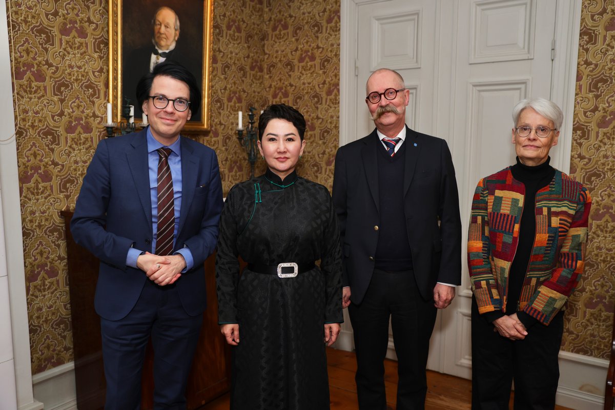 MongolDiplomacy's tweet photo. ГАДААД ХАРИЛЦААНЫ САЙД Б.БАТЦЭЦЭГ ШВЕДИЙН ХААНТ УЛСЫН УППСАЛА МУЖИД АЖИЛЛАВ

Гадаад харилцааны сайд Б.Батцэцэг Шведийн Хаант Улсад хийж буй албан ёсны айлчлалынхаа хүрээнд Уппсала мужид ажиллаж, албаны зарим төлөөлөгчтэй уулзалт хийлээ.

Тухайлбал, сайд Б.Батцэцэг Уппсала мужийн захирагч Стефан Аттефалл, Уппсала хотын зөвлөлийн дарга Клас Херман Лүндгрен нартай тус тус уулзалт хийж, орон нутгийн түвшинд харилцаа, хамтын ажиллагааг өргөжүүлэн хөгжүүлэх боломжийн талаар дэлгэрэнгүй санал солилцлоо.

Тэрээр Монгол Улс бүсчилсэн хөгжил, орон нутгийн түвшний харилцаа, хамтын ажиллагааг гүнзгийрүүлэхэд ач холбогдол өгч байгааг тэмдэглэж, Уппсала мужтай боловсрол, соёл, хөдөө аж ахуй, тогтвортой хөгжлийн чиглэлээр харилцан ашигтай хамтран ажиллах санал тавилаа.

Швед Улсдаа нэр хүндтэй Хөдөө аж ахуйн их сургууль нь Уппсала хотод байрладаг бөгөөд тус их сургуультай хөдөө аж ахуй, газар тариалангийн үйлдвэрлэлийн дэвшилтэт технологи, инновацын шийдлийн туршлагаасаа хуваалцах зэргээр тодорхой төсөл хөтөлбөр, судалгаа шинжилгээний бүтээл хамтран хэрэгжүүлэх боломжтой гэдгээ Уппсала муж, хотын удирдлагууд илэрхийллээ.