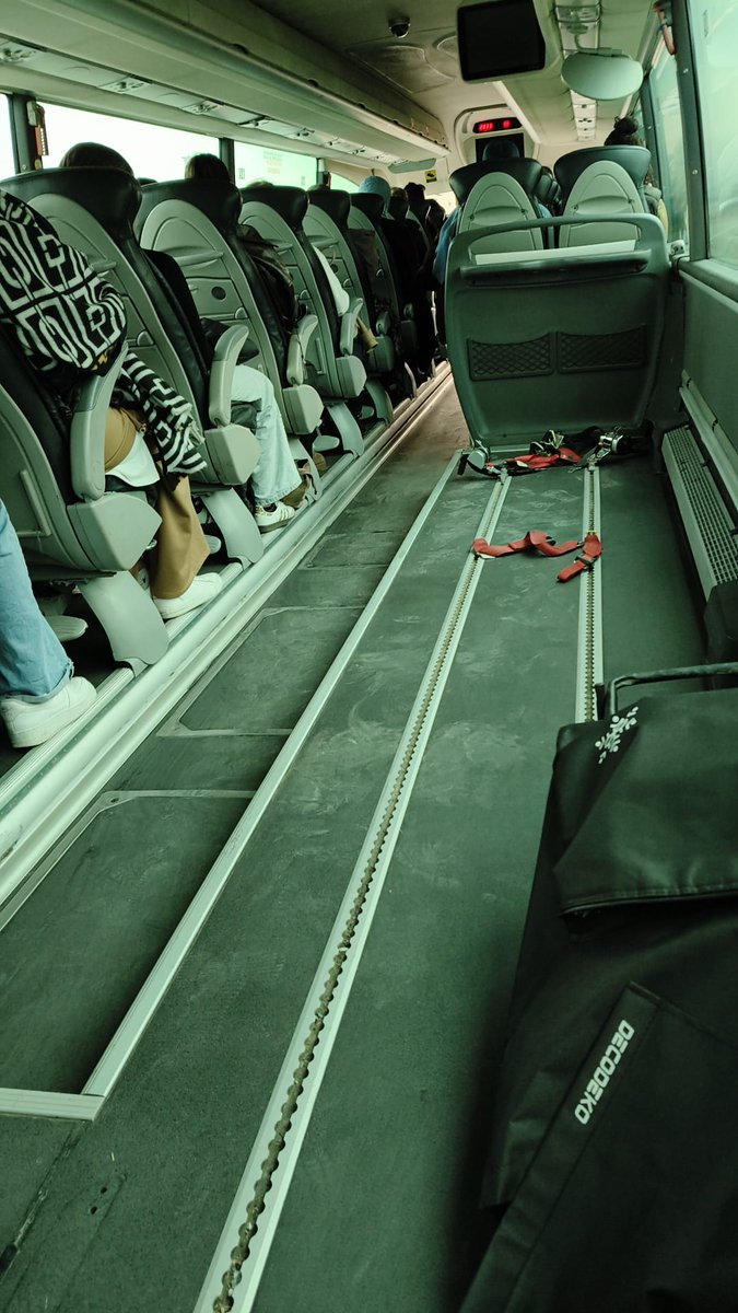 defensemR3's tweet photo. Seguim amb autobusos als serveis alternatius de l'R3 que deixen dia a dia usuaris a terra per manca de capacitat en hora punta, sense que s'activin reforços.

📷 Interior d'un bus de @MonbusCatalunya (d'avui 8:35 a Balenyà-Tona-Seva sentit Vic), que ha deixat gent a la parada. https://t.co/OaAcYPMSxJ