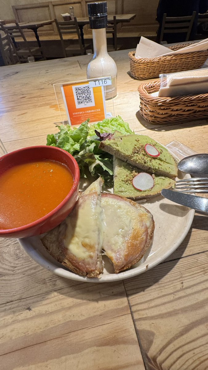 arthur18410's tweet photo. 研修会場に入る前に、とにかく昼だべるぞ！と飛び込んだお店

めちゃくちゃシャレオツでビビった

オーガニックな素材らしい
異国の方ばかりで女性に人気のお店のようですね
美味しかったです

 #ルパンコティディアン https://t.co/vsE5c0l5rQ