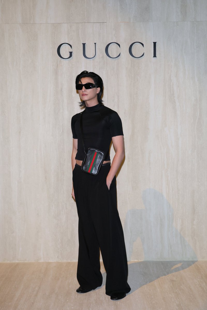 Siam_Paragon's tweet photo. รวบรวมทุกลุคและโมเมนต์สำคัญจากแฟชั่นโชว์ Gucci PRIMAVERA หรือ Gucci Fall/Winter 2026 เดบิวท์โชว์ของ Artistic Director คนปัจจุบันของแบรนด์ Demna Gvasalia ณ Palazzo delle Scintille เมืองมิลาน ประเทศอิตาลี คอลเลกชันซึ่งผสานงานดีไซน์อันเป็นค่านิยมและแก่นแท้ของ Gucci เปี่ยมด้วยสไตล์อันหลากหลาย พร้อมมอบนิยามใหม่ให้กับซิลูเอต เนื้อสัมผัส และวัสดุ นำเสนอไอเดียผ่านสัมผัสอันบางเบา เรียบง่าย สร้างสรรค์รายละเอียดของเครื่องแต่งกายอันไร้ที่ติและ งานเทเลอริ่งอันพิถีพิถันเข้ากับรูปร่างได้อย่างลงตัว สะท้อนคุณค่าอันโดดเด่นของแบรนด์อย่างแท้จริง 

โดย “กลัฟ - คณาวุฒิ ไตรพิพัฒนพงษ์ (@gulfkanawut)” ตัวแทน Gucci Brand Ambassador หนึ่งเดียวจากประเทศไทย เข้าร่วมชมแฟชั่นโชว์โดยปรากฎตัวด้วยโททัลลุคโทนสีดำทรงเสน่ห์ จากคอลเล็กชั่น Generation Gucci หรือ Pre-Fall 2026  ดึงดูดทุกสายตาด้วยเสื้อผสานกลิ่นอายงานเทเลอริ่งที่เฉียบคมแต่มอบความรู้สึกเบาสบาย จับคู่กับกางเกงขากว้างพลิ้วให้ทุกการเคลื่อนไหวไร้ที่ติ กระเป๋าสะพายสีดำตกแต่งแถบ Web สีเขียวและสีแดง เติมมิติให้ลุคโมโนโครมอย่างมีชั้นเชิง ปิดท้ายด้วยรองเท้า Horsebit Loafer หนังสีดำ และแว่นตากันแดด ถ่ายทอดเอกลักษณ์ต้นแบบแห่งรสนิยมของ Gucci อย่างลงตัว

แฟนๆ ชาวไทยอัปเดตไอเทมใหม่ได้ที่ Gucci ชั้น M สยามพารากอน 
BA GULF WITH GUCCI FW26 #GucciPrimavera #Gucci #GULFxGucciMFW26 #GulfKanawut #SiamParagon