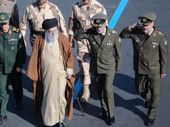 JihadAlobaid's tweet photo. 📌 إيـران:  مـا لـك قـبـيـل.

العقيدة الإيرانية تعتمد على نهج "الفرعنة" من جهة و"التقية" من جهة أخرى، ففي أي مواجهة للنظام تجد تحركين متناقضين، تصعيدي وآخر دبلوماسي رقيق، وهذه الحرب لا تخرج عن ذلك، إلا أن ما يحدث الآن ليس مراوغة إيرانية تقليدية، فلا وجود لـ"المرشد الأعلى" الذي كان يوازن بين هذين النهجين، ولا قيادة موحدة على الأرض، لا صف أول ولا ثاني ولا ثالث.

الآن لا يوجد نفوذ مطلق لنهج على آخر، فالجانب "الحكومي الدبلوماسي" يحاول أن يحافظ على خطوط اتصال تخرج النظام من أزمته، ويُخلي مسؤوليته من توسيع الصراع، ويُبقيه مقبولًا في المرحلة الانتقالية، وجانب آخر بعقيد "عسكرية انتقامية"، لديه تعليمات محددة وفق ظروف معينة، ويرى أن اتساع رقعة الفوضى ستحفظ هيبة النظام مما يضمن استمراريته، وكلاهما يرزحان تحت صراع سابق بينهما حول فرض سيطرة كل طرف على الآخر، فأي تنازل يعني نهاية نفوذ.

إن تصريح وزير الخارجية الإيراني حول عدم سيطرتهم على تحركات الحرس الثوري - رغم إساءته لمنظومة الحكم - يحاول إيصال هذه الرسالة، والتصريح به علنًا هو إبراء ذمة ليكونوا مقبولين كقيادة محتملة في حالة تسوية الصراع، والملاحظ هنا:

"لم تستهدف أمريكا وإسرائيل الرئيس ولا وزراءه الدبلوماسيين، رغم أن رصدهم أسهل بمراحل من القيادات العسكرية والاستخباراتية، على عكس احتمالات أنهما قد يكونان خلف تصفية الرئيس السابق ووزير خارجيته المتشددين".

ولا يمكن أن يكون استهداف السفارة الأمريكية في الرياض وقاعدة الأمير سلطان ومصفاة رأس تنورة جاء بعمل فردي أو عشوائي، بل هو ضمن بنك أهداف محدد مسبقًا وفق حالات معينة، وليس هناك حالة أخطر من أن تُمسح القيادات العليا وتُدمر القدرات الرئيسية في 24 ساعة، فالدقة بالاختيار مختلفة عن الاستهدافات التي طالت الإمارات والبحرين على سبيل المثال، وسواءً كان الهجوم وفق تعليمات تُفعل تلقائيًا ينفذها صغار الضباط أو قرار آني من القيادة العسكرية الحالية، فبكل تأكيد أنه غير مرتبط بالقيادة السياسية التي تم التفاهم معها سعوديًا قبل الحرب وبرعاية صينية.

ووفق هذا الصراع الداخلي، لا يوجد حل الآن سوى استمرار الحرب وتدمير القدرات العسكرية (بشر، سلاح) وتدمير الطرف العنجهي قبل الخوض في أي مباحثات مع الجانب السياسي، لأنه حاليًا وباختصار:

في إيـران مـا لـك قـبـيـل.
ٰ