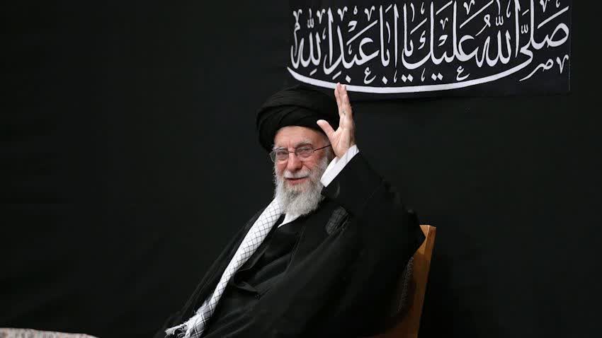 «نه!نمی‌گذاریم‌حتی‌چشم‌برهم‌زدنی
چشمان‌زیبایتان‌نگران‌این‌انقلاب‌شود
"ایستاده‌ایم‌تاآخر"...♥!»  
#یا_منتقم