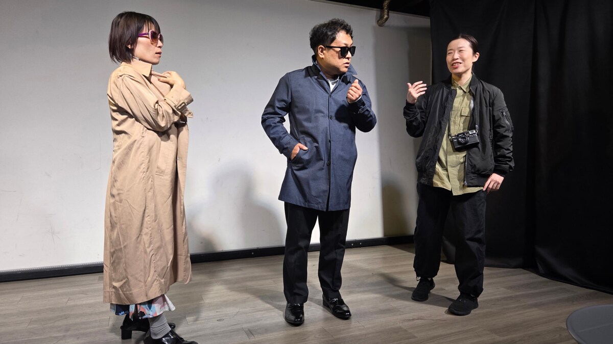 stage_natalie's tweet photo. どくさいスイッチ企画×大沢秋生×福田恵、演劇の青山が初の東京公演実施（舞台写真あり）
https://t.co/OZeXfeWg9t https://t.co/dMuLrB8eb1