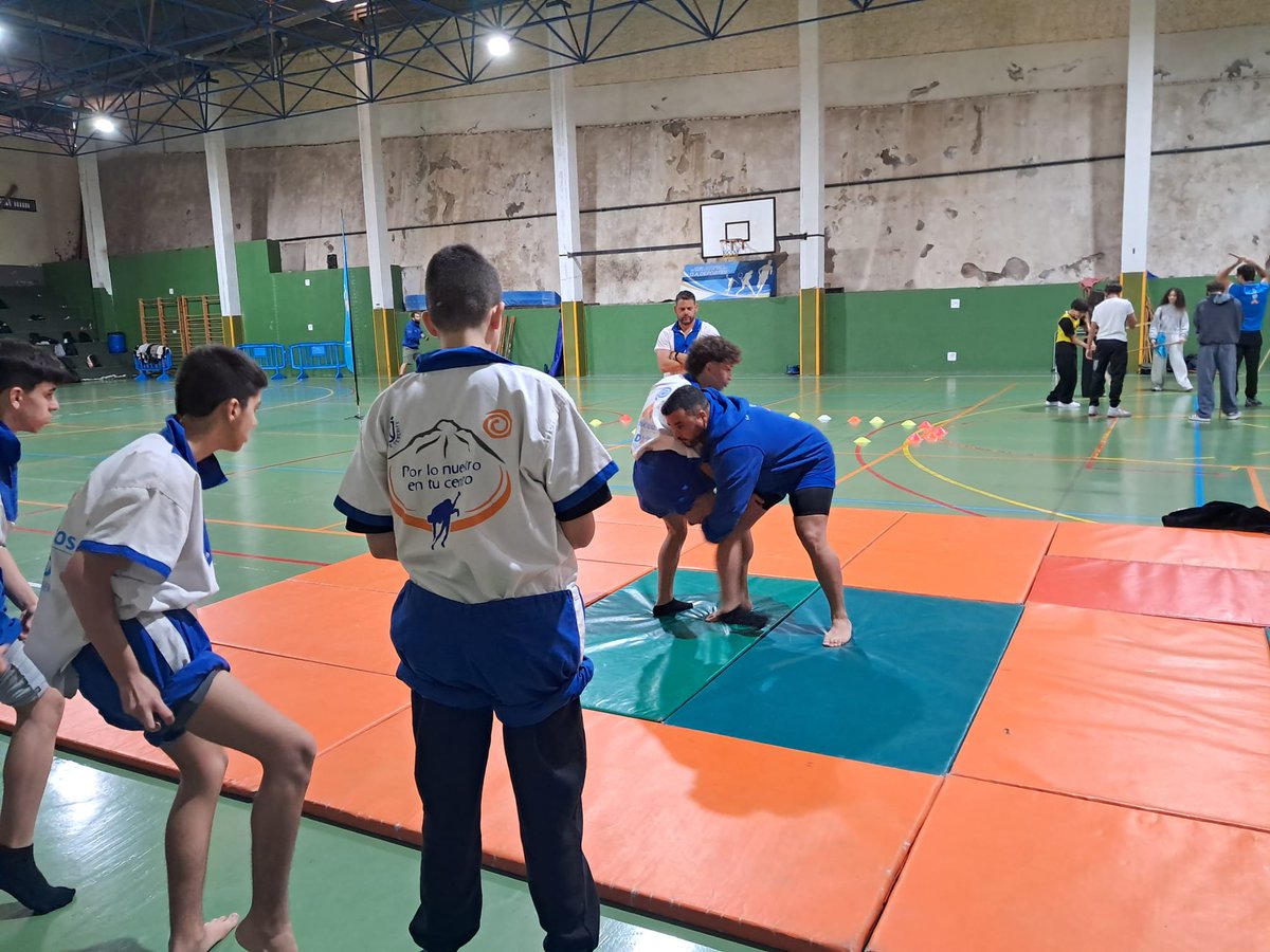 DXTenerife's tweet photo. Los talleres de #LoNuestroEnTuCentro han visitado el IES Tomás de Iriarte #SCTF donde el alumnado de 1º ESO ha tenido la oportunidad de conocer y practicar algunos de nuestros juegos tradicionales y deportes autóctonos
#ActivaTuVida #PersonasActivas https://t.co/KBZCgKqNOW