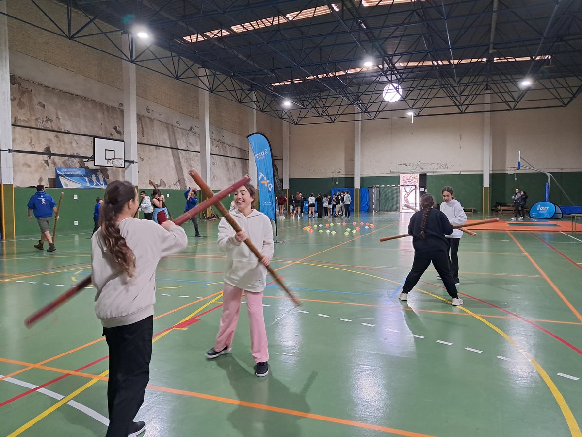 DXTenerife's tweet photo. Los talleres de #LoNuestroEnTuCentro han visitado el IES Tomás de Iriarte #SCTF donde el alumnado de 1º ESO ha tenido la oportunidad de conocer y practicar algunos de nuestros juegos tradicionales y deportes autóctonos
#ActivaTuVida #PersonasActivas https://t.co/KBZCgKqNOW