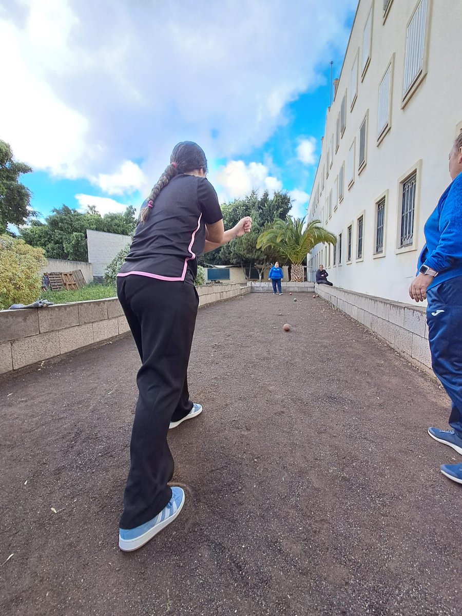DXTenerife's tweet photo. Los talleres de #LoNuestroEnTuCentro han visitado el IES Tomás de Iriarte #SCTF donde el alumnado de 1º ESO ha tenido la oportunidad de conocer y practicar algunos de nuestros juegos tradicionales y deportes autóctonos
#ActivaTuVida #PersonasActivas https://t.co/KBZCgKqNOW