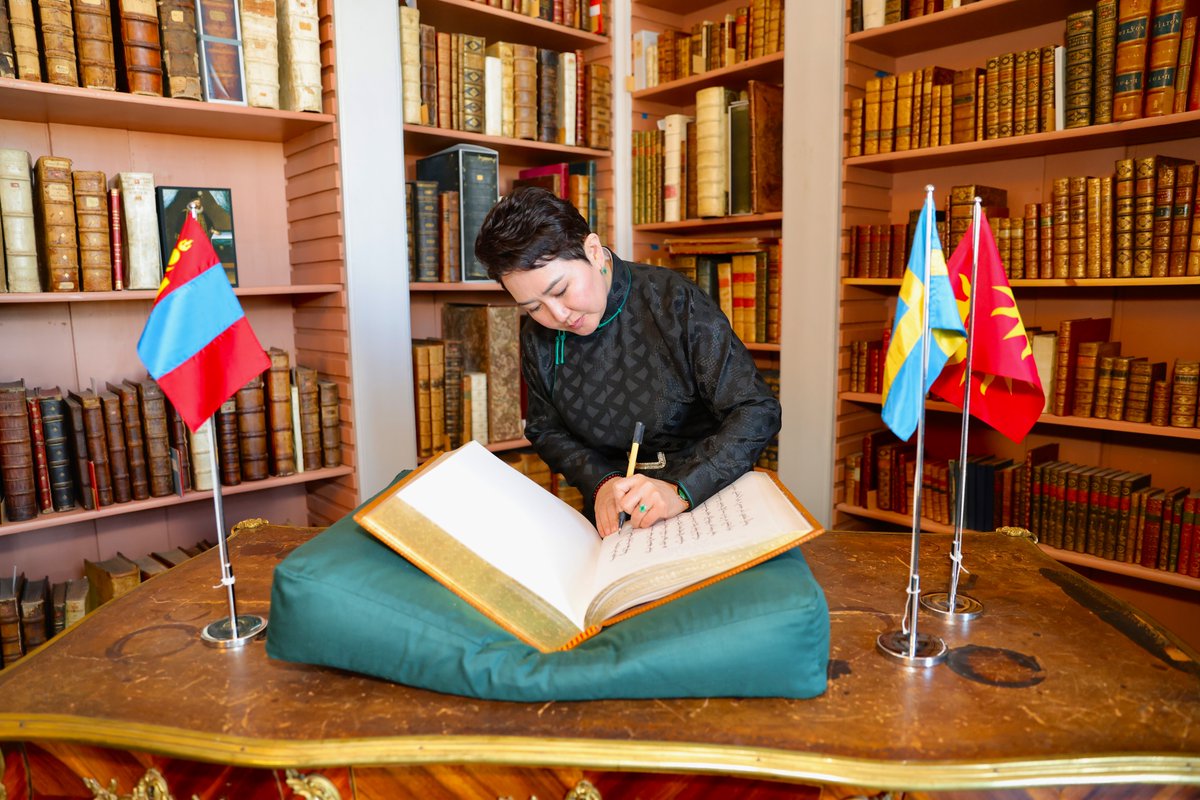 MongolDiplomacy's tweet photo. ГАДААД ХАРИЛЦААНЫ САЙД Б.БАТЦЭЦЭГ УППСАЛАГИЙН ИХ СУРГУУЛЬ, НОМЫН САНД ЗОЧЛОВ

Гадаад харилцааны сайд Б.Батцэцэг Хойд Европын хамгийн эртний их сургуулиудын нэг Уппсалагийн их сургуульд зочилж, ректор Андерш Хагфелдтийг хүлээн авч уулзлаа.

Уузалтаар, Сайд Б.Батцэцэг Монгол Улсын Ерөнхийлөгчийн “Илгээлт 2100” тэтгэлэгт хөтөлбөрийн хүрээнд тус сургуульд оюутан залуусыг сургах, хоёр орны их, дээд сургууль хоорондын хамтын ажиллагааны баримт бичиг байгуулах санал тавив.

Мөн тэрбээр тус их сургуулийн Каролина Редивива номын санд хадгалагдаж буй Монголын түүх, хэл, соёлын үнэт өв бүхий баримтуудтай танилцаж, эдгээр түүхэн өвийг хоёр орны эрдэмтэд нарийвчлан судлах чиглэлд нягт хамтран ажиллахаар тохиролцлоо.

Каролина Редивива номын санд 1730-аад оны үеийн Зүүнгарын хаант улсын газрын зураг, 1818-1823 онд нэгтгэсэн Монгол-Швед хэлний толь бичиг, тод бичгийн дүрмийн ном, ХХ зууны эхэн үед Шведийн номлогч нар манай улсад ажиллаж байхдаа баримтжуулан хадгалсан Монгол Улсын түүх, хэл, соёлын холбогдолтой 1444 фото зураг, 1935, 1952 онд монгол бичгээр хэвлэгдсэн толь зэрэг хосгүй үнэт өв хадгалагдаж байна.