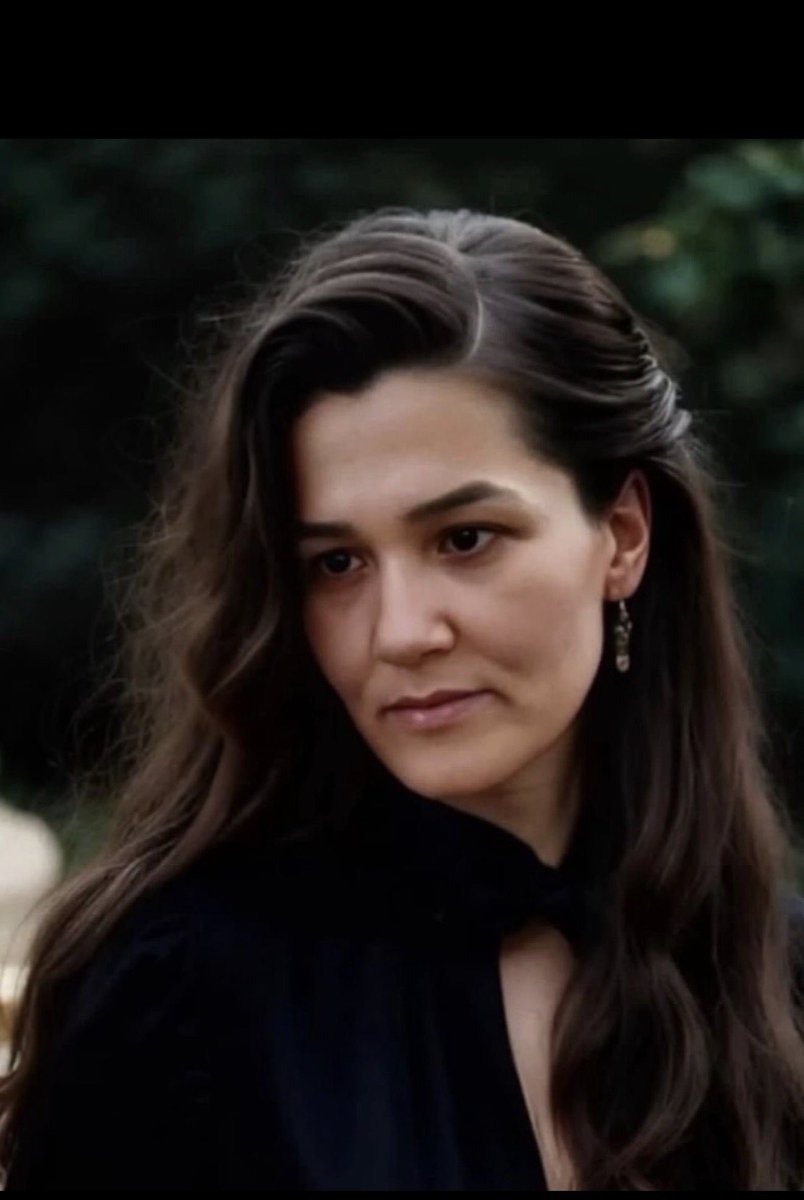 Az önce cinayetin yaşandığı okulda görev yapan bir öğretmene denk geldim.
Sözleri boğazımda düğümlendi.
"Meslektaşımız Fatma Nur Özçelik'in arabası okul bahçesinde öylece kalakaldı. Arabasının arka koltuğunda ise evladının montu yer alıyor" dedi.
Allah rahmet eylesin. Ne büyük