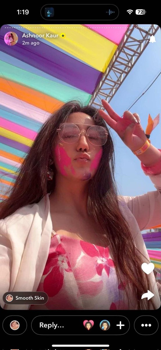 One sher for <a href="/ashnoorkaur03/">Ashnoor Kaur</a> on holi:
Jab jab dekhte hai in gaalo par gulaal, 
Hume gulaal se jalan hoti hai, 
Kaash hum gulaal hote #Abhinoor

waise Ash single hai to main flirt kar sakta hoon😎