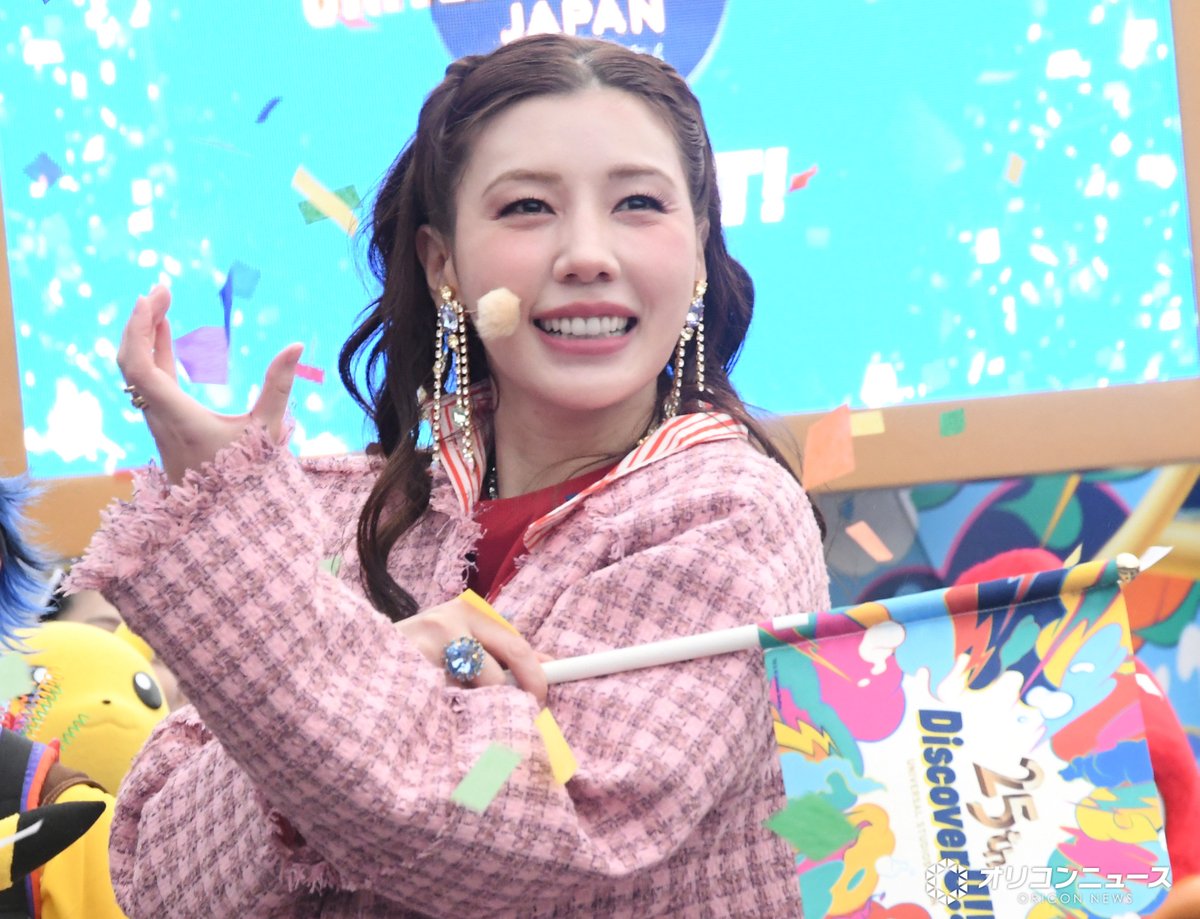 oricon's tweet photo. 仲里依紗、千葉雄大、森崎ウィン、永尾柚乃
USJ 25周年セレモニーに参加🌈

仲里依紗、報道陣の前で初めて
”素をさらけ出した”ルール無用ダンス🕺✨️
「いつも家でこんななんです」
https://t.co/N9fKf3OXLZ

#USJ https://t.co/r6W3rDrWPh