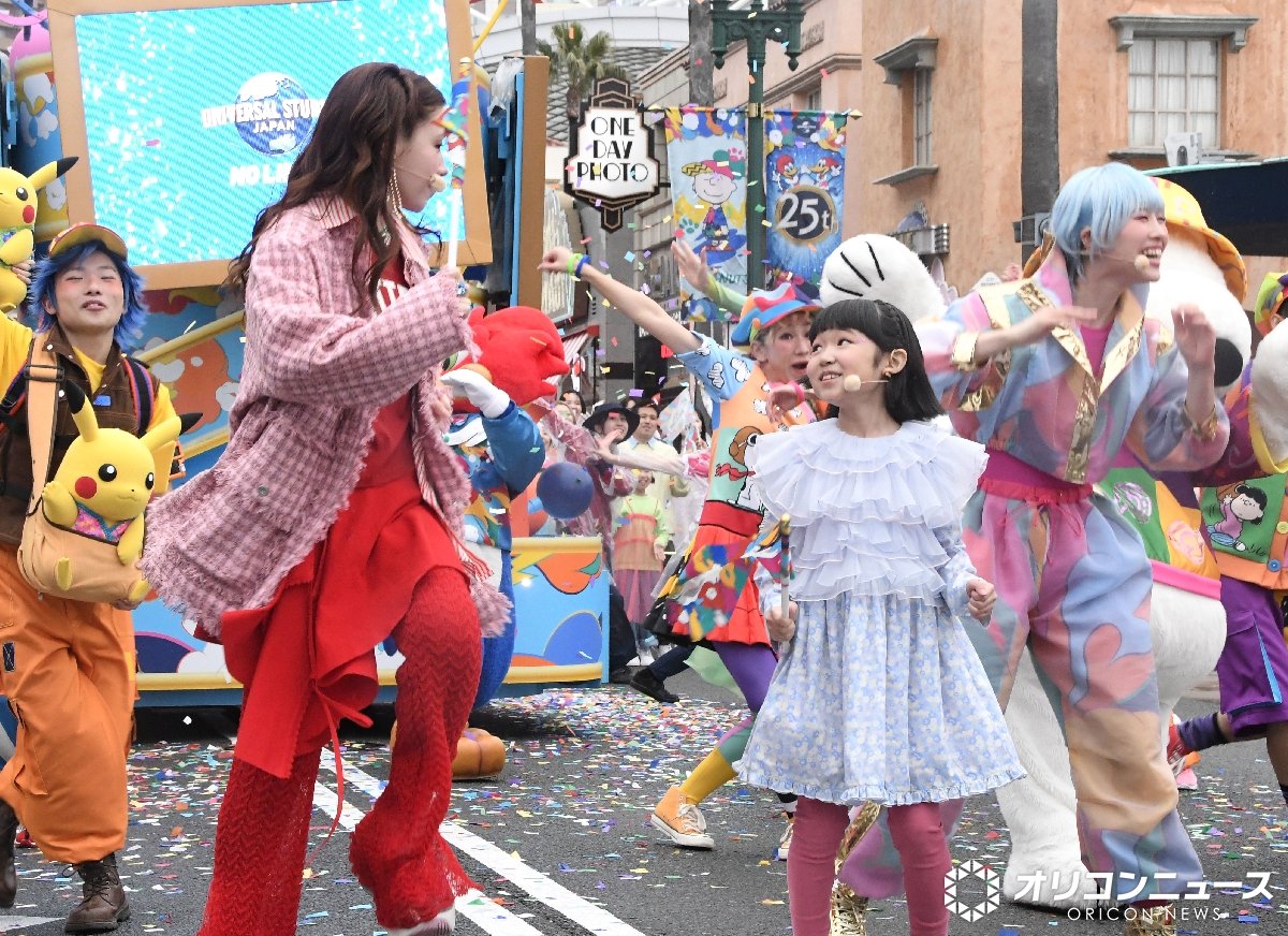 oricon's tweet photo. 仲里依紗、千葉雄大、森崎ウィン、永尾柚乃
USJ 25周年セレモニーに参加🌈

仲里依紗、報道陣の前で初めて
”素をさらけ出した”ルール無用ダンス🕺✨️
「いつも家でこんななんです」
https://t.co/N9fKf3OXLZ

#USJ https://t.co/r6W3rDrWPh