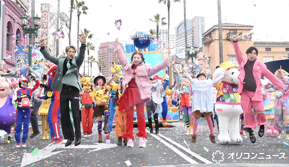 oricon's tweet photo. 仲里依紗、千葉雄大、森崎ウィン、永尾柚乃
USJ 25周年セレモニーに参加🌈

仲里依紗、報道陣の前で初めて
”素をさらけ出した”ルール無用ダンス🕺✨️
「いつも家でこんななんです」
https://t.co/N9fKf3OXLZ

#USJ https://t.co/r6W3rDrWPh
