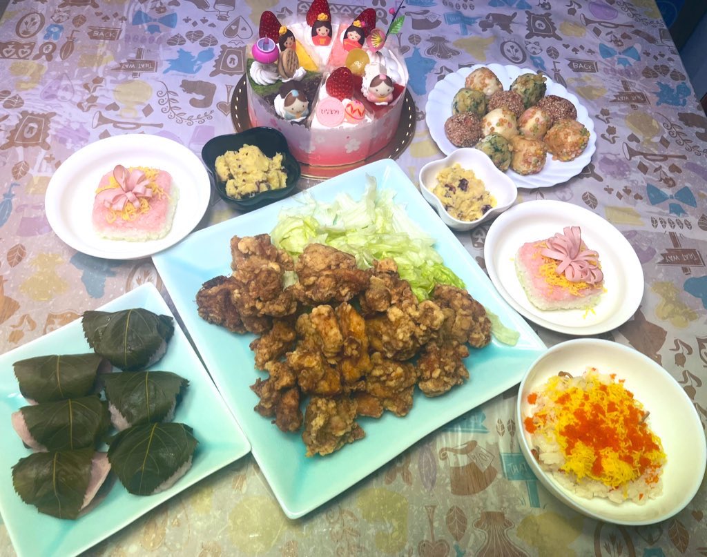 lum_cook's tweet photo. ～ひな祭りごはん～
✱ちらし寿司(大人用)
✱ひし形ちらし(子供用)
✱唐揚げ
✱3色ふわふわ揚げ
✱さつまいもサラダ
✱ひな祭りケーキ
✱さくらもち

今年も娘達の健やかな成長を願ってひな祭りのお祝い💕

#おうちごはん
#手作り料理
#料理記録
#料理好きさんと繋がりたい https://t.co/f5otoj7B3q