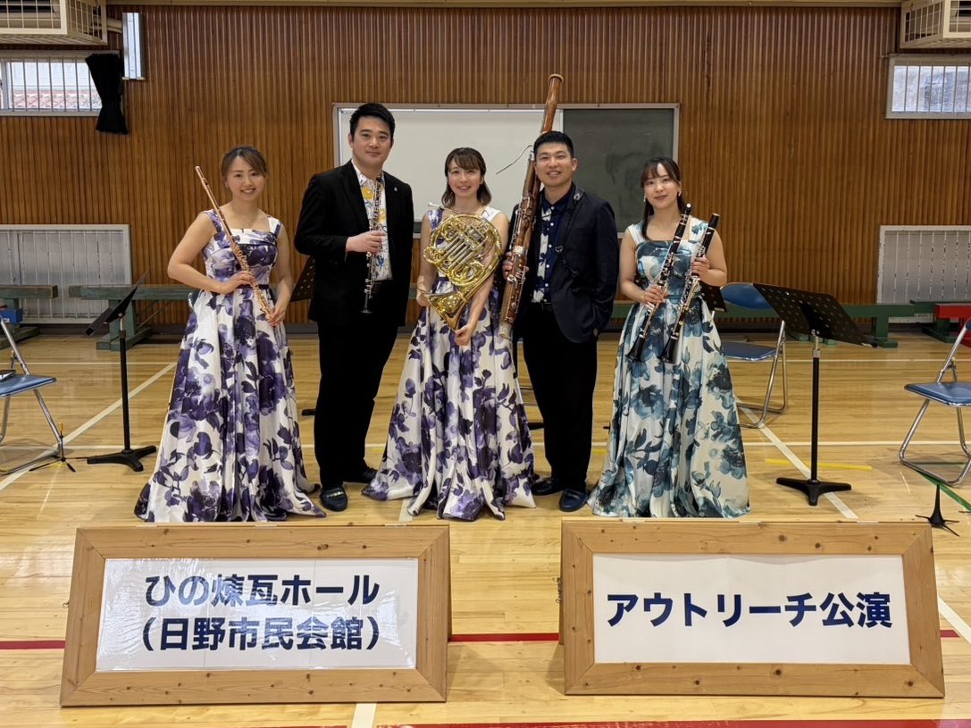 irohanimokugo's tweet photo. 本日は日野市の小学校にお伺いし、アウトリーチ公演をさせていただきました🌸
聴き馴染みのあるクラシックや「うれしいひなまつり」のほか、恒例のくじ引き(その場で出た曲を演奏♪)でも盛り上がっていただけました✨
最後に「ありがとうの花」を合奏合唱して��無量です💐
ありがとうございました🎎🌸 https://t.co/E2LMBYvLeD