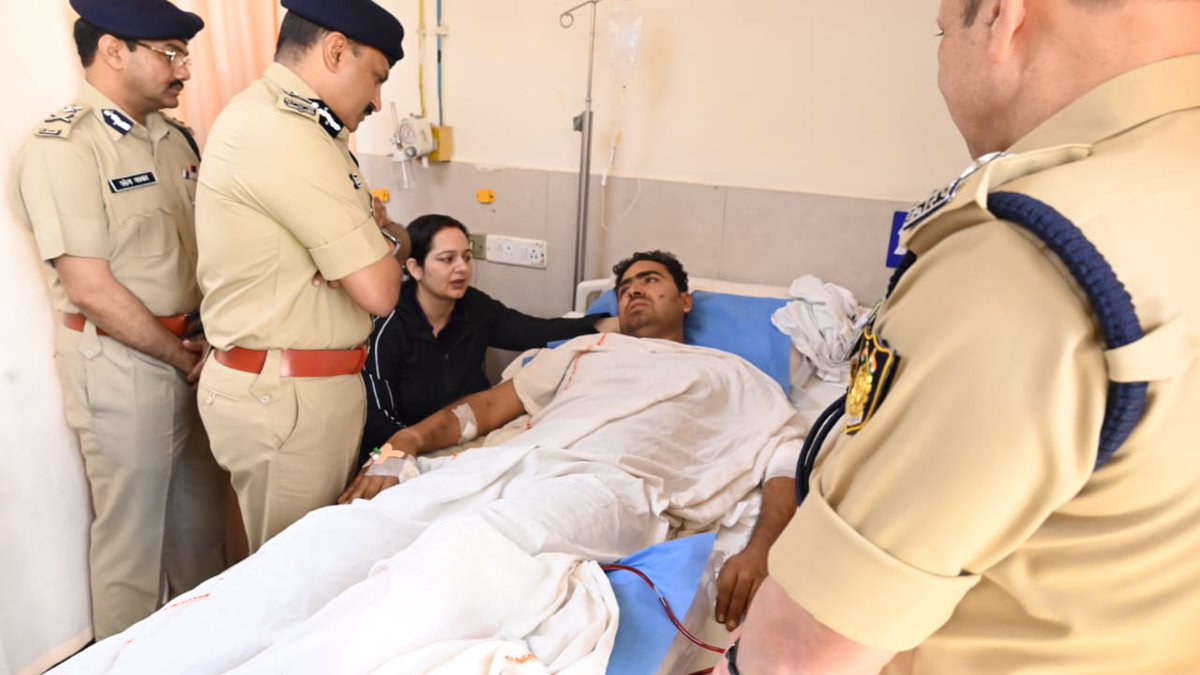 Saluting the indomitable courage of AC  Ajay Malik &amp; Commando Vikram Yadav (209 CoBRA).

​Despite injuries from an IED blast &amp; exchange of fire during an anti-Naxal op in Jharkhand, these bravehearts stood firm.

​DG <a href="/crpfindia/">🇮🇳CRPF🇮🇳</a> Shri G. P. Singh, IPS, met them at AIIMS, New Delhi,