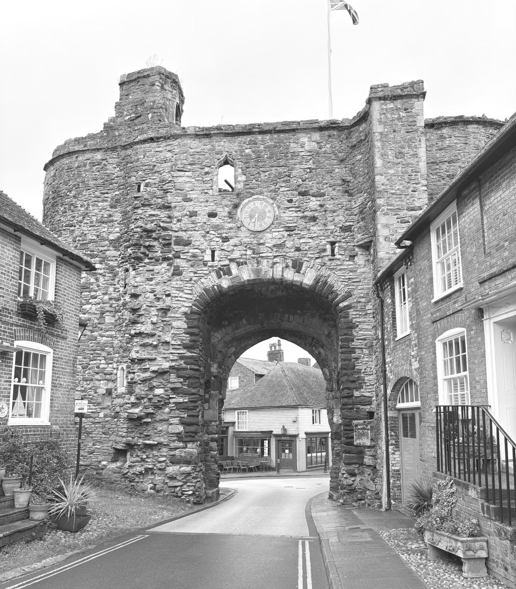Knight584225711's tweet photo. #Rye #EastSussex #Landgate https://t.co/h7N5ZgR5f0