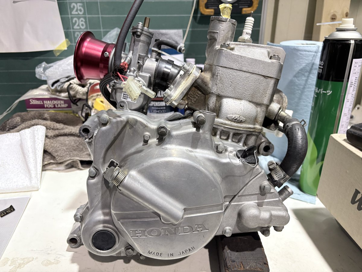 NS_sRn1's tweet photo. NSR80後期エンジン売ります
90ボア、ポート、ヘッド加工してあります
内容と使用部品のメモ等あるので
そのままお教えします
腰下、腰上ohしてから全然乗ってません

予備の社外シリンダー、リブラプロスーパーバークSP、メインジェットSET
pwk28、CRリード、サイドカバー付き

続く↓ https://t.co/SnbgMrmroa