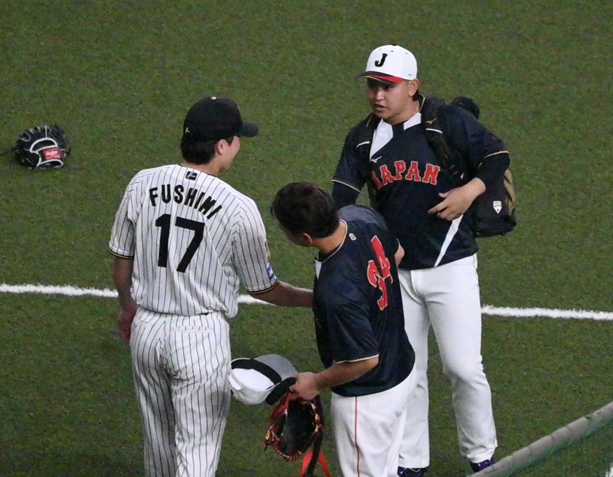 背番号を確認する吉田正尚と宮城 大弥