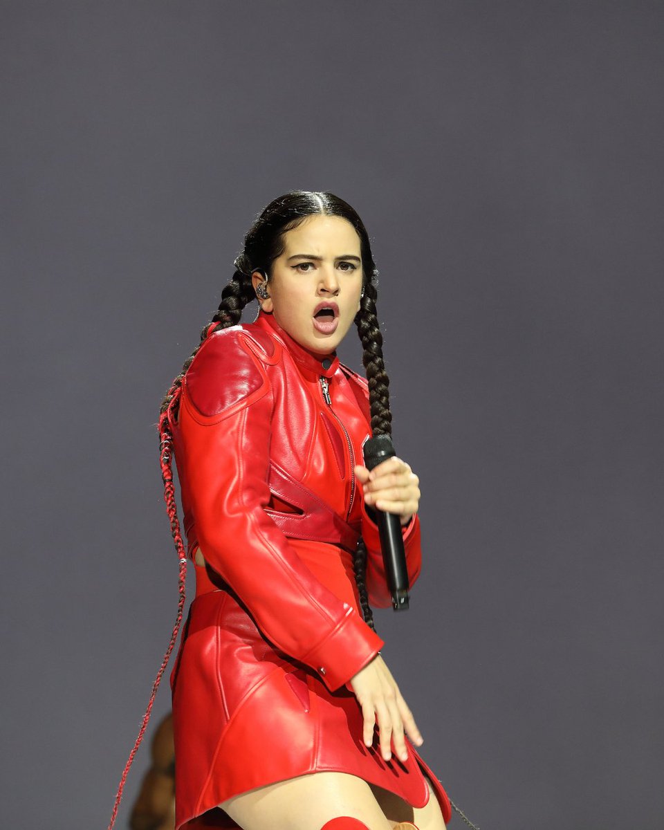 MovistarArenaEs's tweet photo. Esta semana celebramos a las mujeres que han hecho historia sobre el escenario del Movistar Arena. 💜✨

Mujeres que han llenado arenas, roto récords y nos han hecho vibrar con su talento, fuerza y pasión. Porque cada nota que han tocado y cada aplauso que han recibido, es un recordatorio de que la música también es revolución.

🎶✊Recopilamos algunas de las mujeres que más veces han llenado el Movistar Arena de Madrid.
