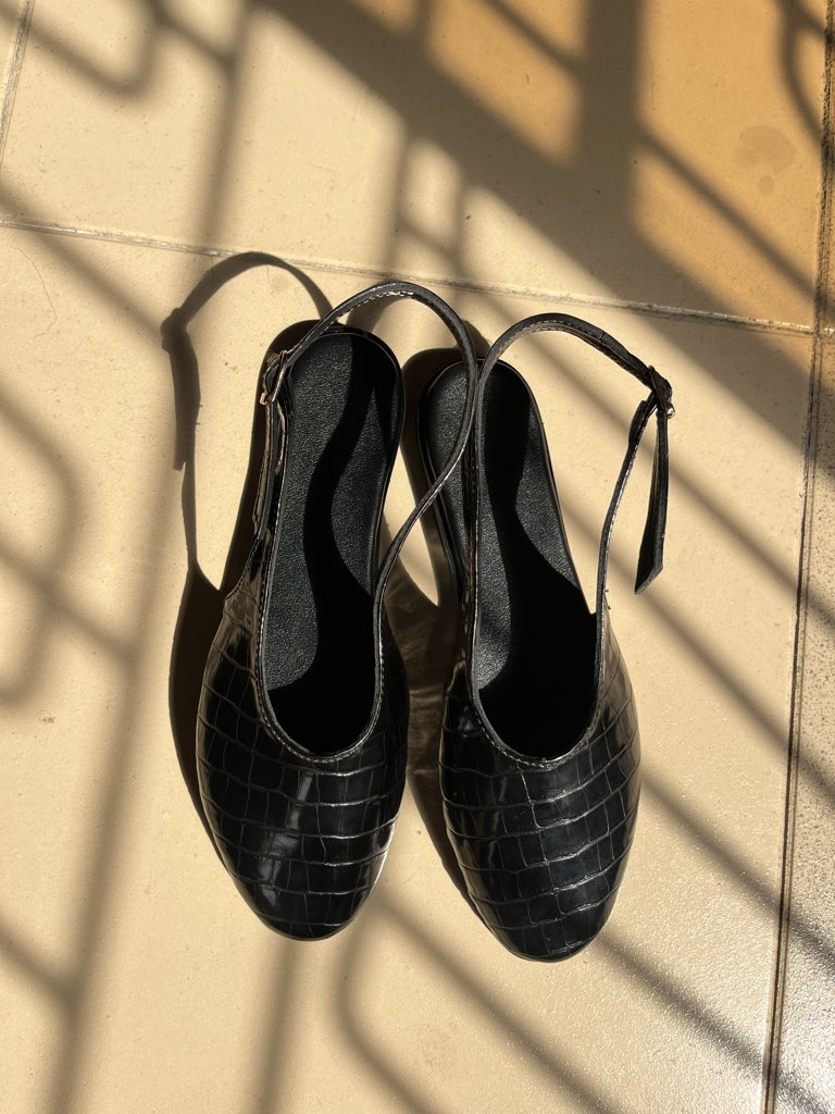 Need a ‘corporate’ pair of sandal?
Your best bet👇🏽
Send a DM to order || shop directly on our website 
monadellwears.bumpa.shop

Price: N18,000