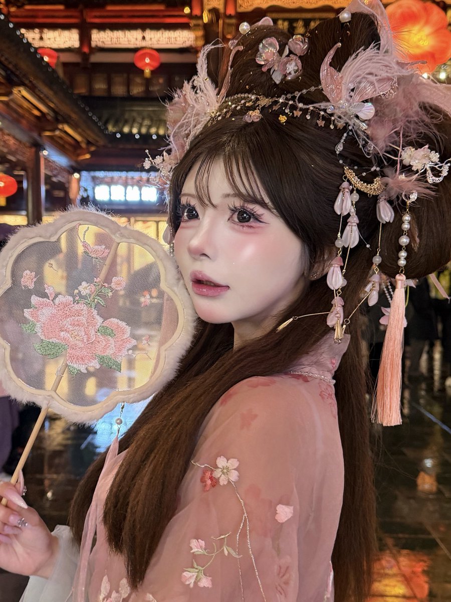 naru_uchan's tweet photo. 一緒に行った私はコレですやばすぎ‼️
本当に人生イチ盛れたからみんな中国行ったらぜひワンホンメイクしてみて欲しい、、、めちゃくちゃ盛れる₍ᐢᵒ̴̶̷̥́  ·̮ ᵒ̴̶̷̥́ ᐢ₎♡♡ https://t.co/RiTi8YAevm