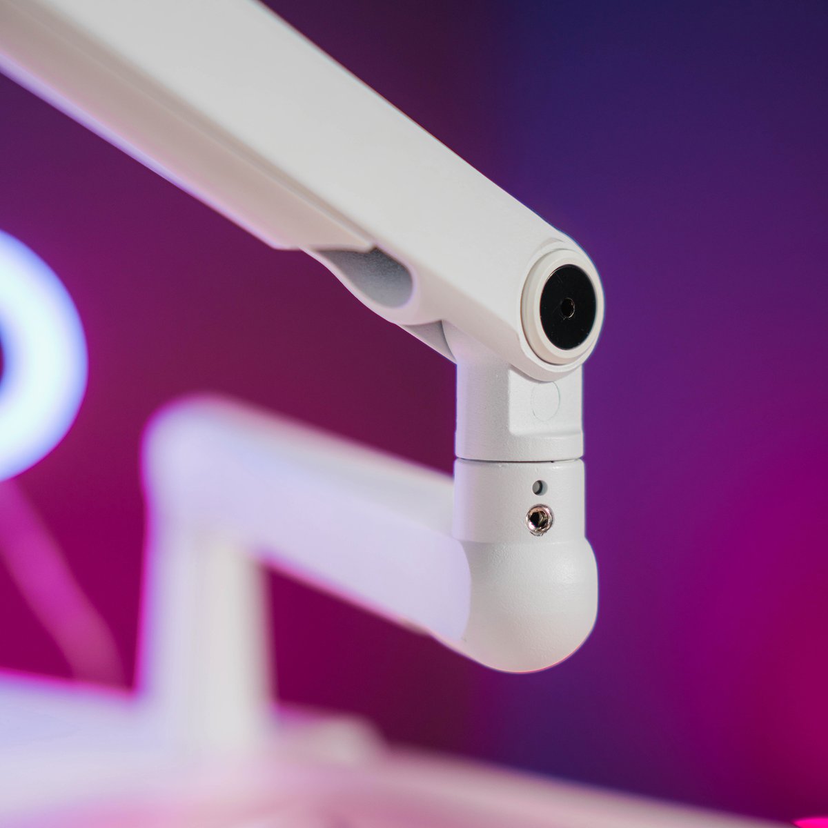 FIFINEMIC's tweet photo. 👑FIFINE BM88 ducks low - no crown-blocking drama.
🖱️White arm flexes smooth - no wobble mid-clicking mouse.
🍫Hidden cable keeps the desk clean for snack attacks.

"One more round?" The low profile arm stays your mic capturing your rage at the right spot.🍭 https://t.co/CsM9MLFlWY