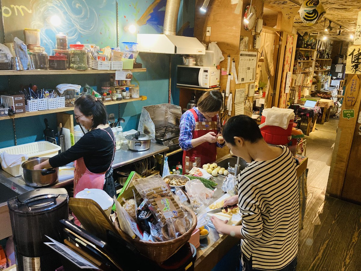 info_cocoroom's tweet photo. 【一緒にはたらく人募集】
西成区 通称 釜ヶ崎で活動するアートNPOココルームは、今年度退職のスタッフが数名いることから、いっしょに働く人を求めています。

詳細はインスタグラムまで→
https://t.co/BLA9skicZR https://t.co/6mH9UY7RtE