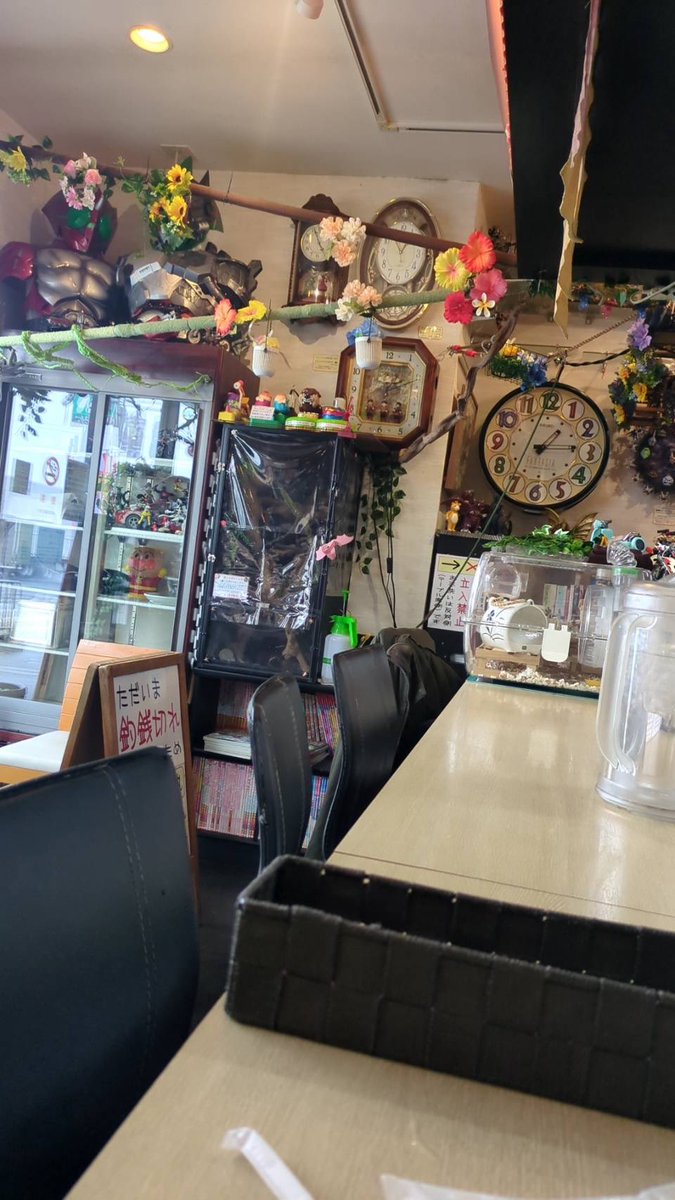 nonogourmet06's tweet photo. 羽曳野市　tamago cafe お夢や
オムライス　カツトッピング
内装がユニークで、カウンターに並んだからくり時計やおもちゃがあり、店内はインコが飛びまわり子ども連れや家族で楽しく食事できる雰囲気。
お店は広めでゆっくりできる感じですが、楽しかったです https://t.co/c1bKy2Q1Xy