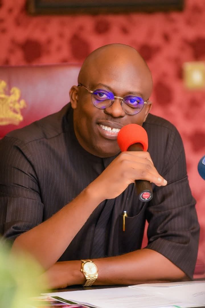 BlessedEdozie's tweet image. #Simisworking 
A man who came prepared 

 The first task after the commissioners are sworn in will be to set up a system for teachers to apply for jobs.

 Prepare your documents; Governor Sim Fubara is concerned about the progress of Rivers State..