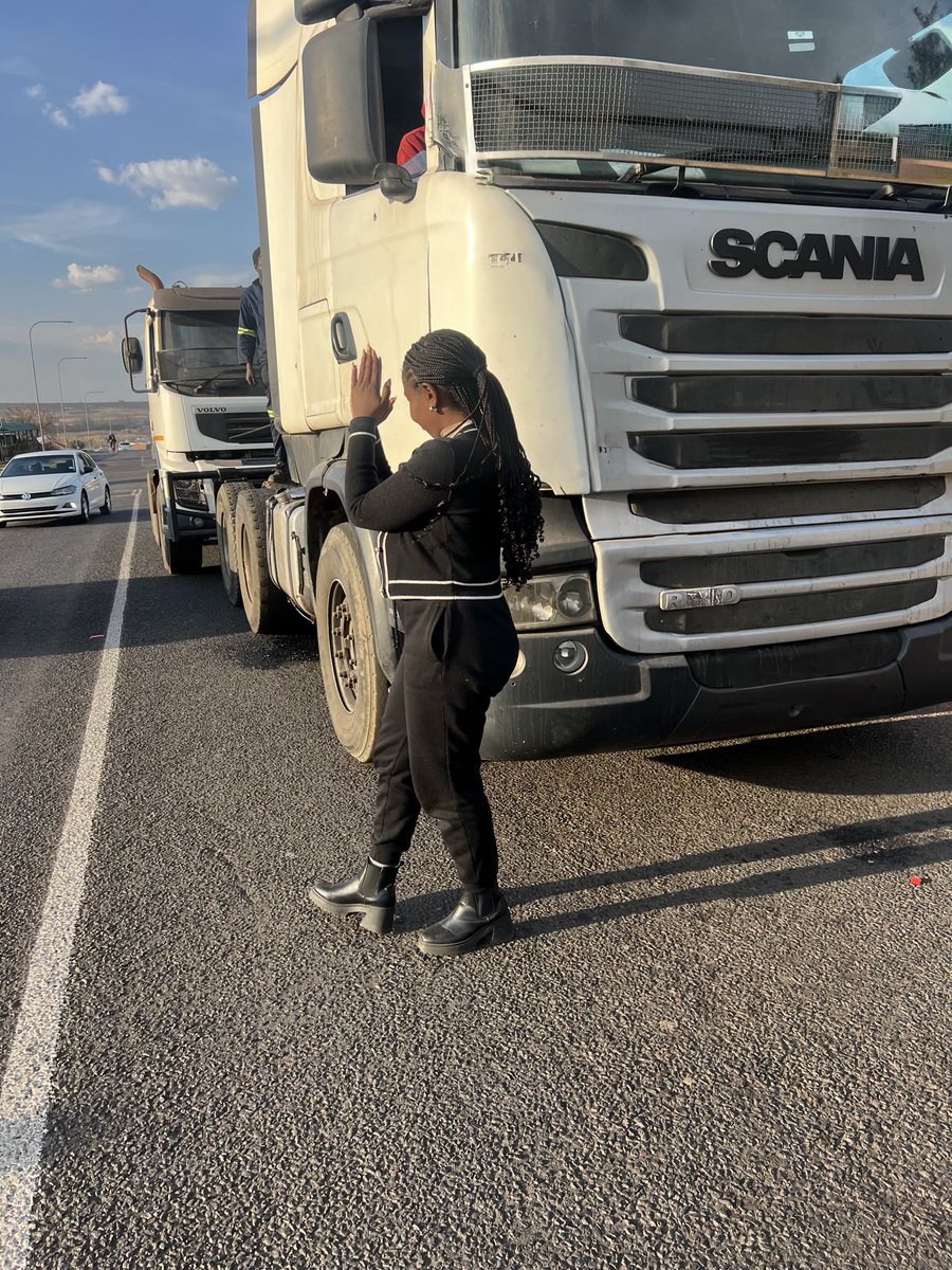 sinethemba_ne's tweet photo. @METROFMSA @CapitecBankSA As a black young female entrepreneur in the logistics space, R29000 would be a great boost to my mobile wash bay business. We mostly work with trucks and go to their location for truck washes. Adding washing equipment to make life easier for my employees would increase production https://t.co/OMeyv2EHPH