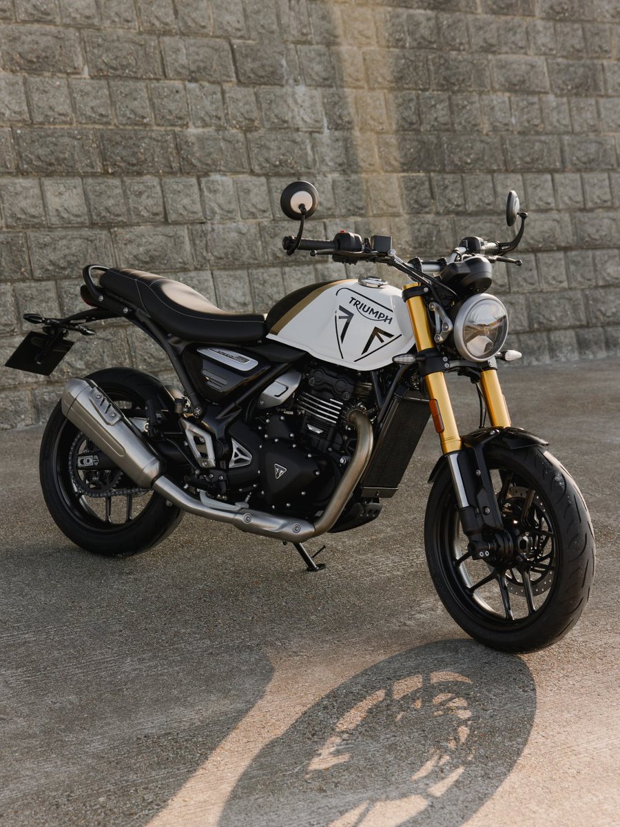 TriumphJapanKK's tweet photo. 400ccを選ぶなら、どの一台？
Tracker 400 のスポーティな存在感。
Speed 400 の軽快なロード性能。
Thruxton 400 のクラシックレーサースタイル。
Scrambler 400 XC の自由な走破性。

走り方も、スタイルも、それぞれ。
はじめてでも、もう一台でも。
選べる楽しさ、トライアンフの400シリーズ。
あなたの400はどれ？
コメントで教えてください👇