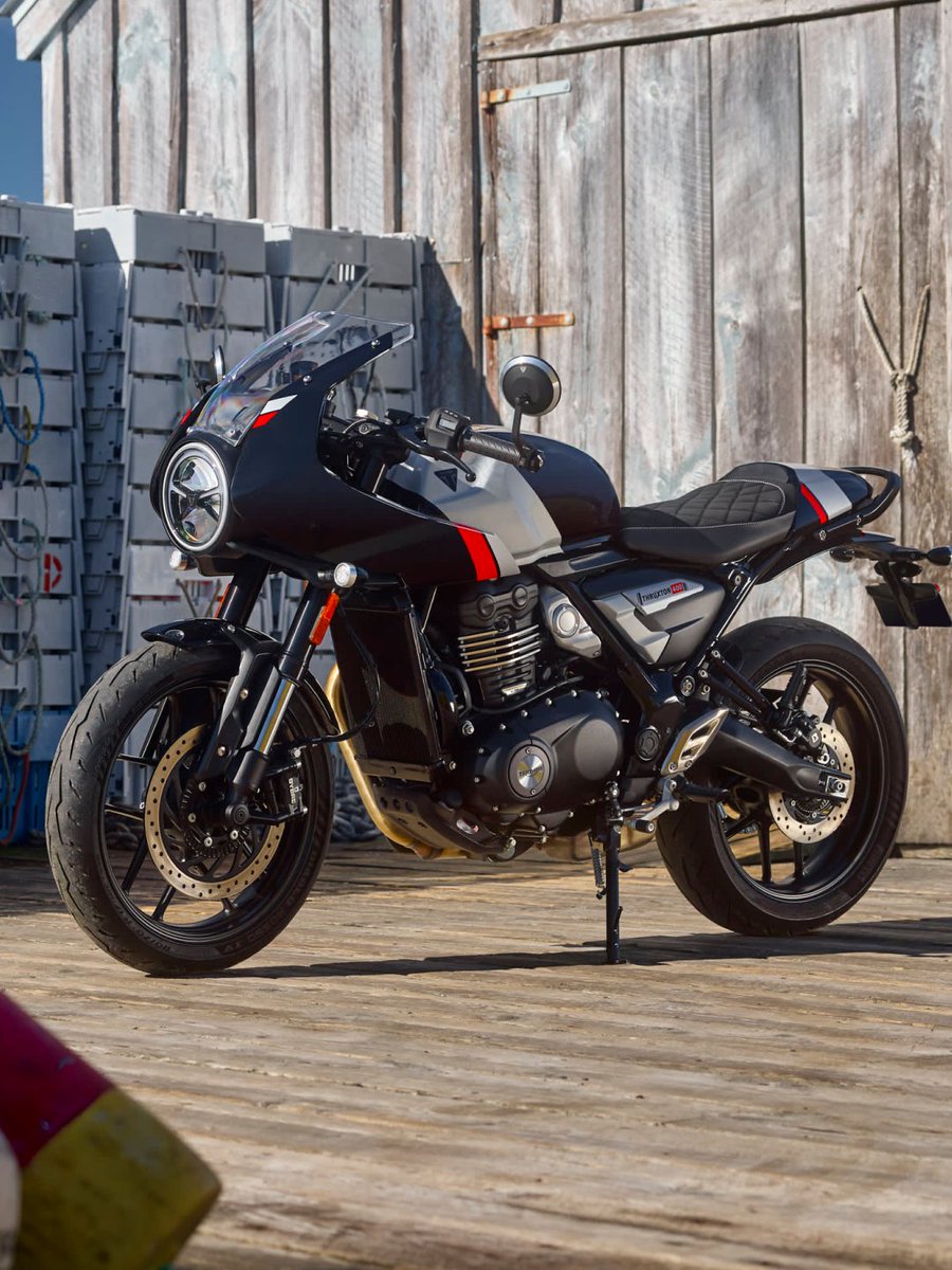 TriumphJapanKK's tweet photo. 400ccを選ぶなら、どの一台？
Tracker 400 のスポーティな存在感。
Speed 400 の軽快なロード性能。
Thruxton 400 のクラシックレーサースタイル。
Scrambler 400 XC の自由な走破性。

走り方も、スタイルも、それぞれ。
はじめてでも、もう一台でも。
選べる楽しさ、トライアンフの400シリーズ。
あなたの400はどれ？
コメントで教えてください👇