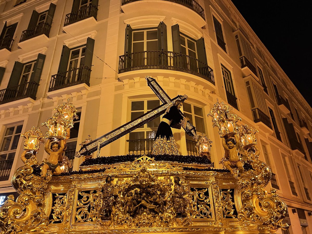 29. Lleno de excelsitud, 
de gloria lleno,
reflejando en su faz penas crueles
va poniendo en las almas luz y mieles,
mieles y luz que del dolor son freno.