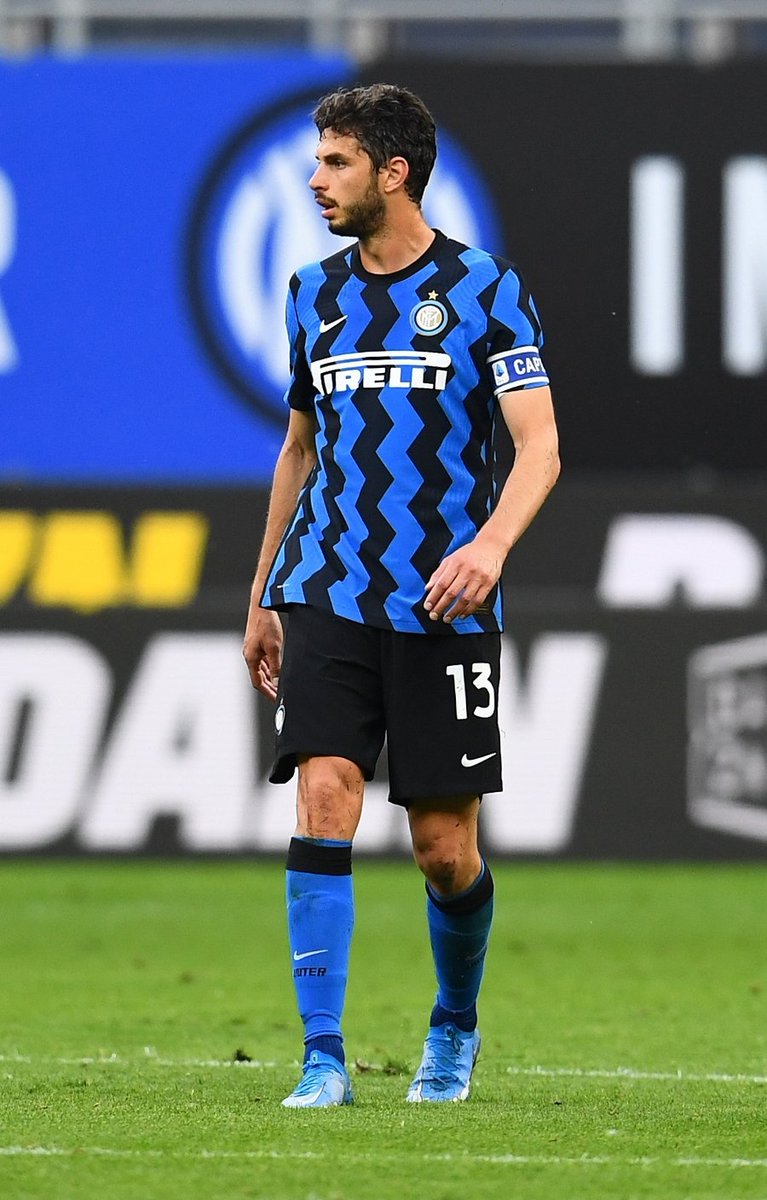 Kapten kesayanganku. Kalau soal menang-kalah, ya udahlah ya. Tapi dari beliau kita belajar tentang semangat pantang menyerah di tengah keterbatasan. Datang sebagai bek yang menjanjikan, flop di banter era, sampai kembali pulang untuk mengangkat trofi juara. Andrea Ranocchia 🖤💙