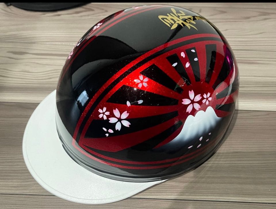 paint_clover's tweet photo. レッドラメに黒の
富士日章にて
制作しました😙

#コルク半 #ヘルメット
#暴走族 #旧車會 #族車 https://t.co/rY7uiVvdq4
