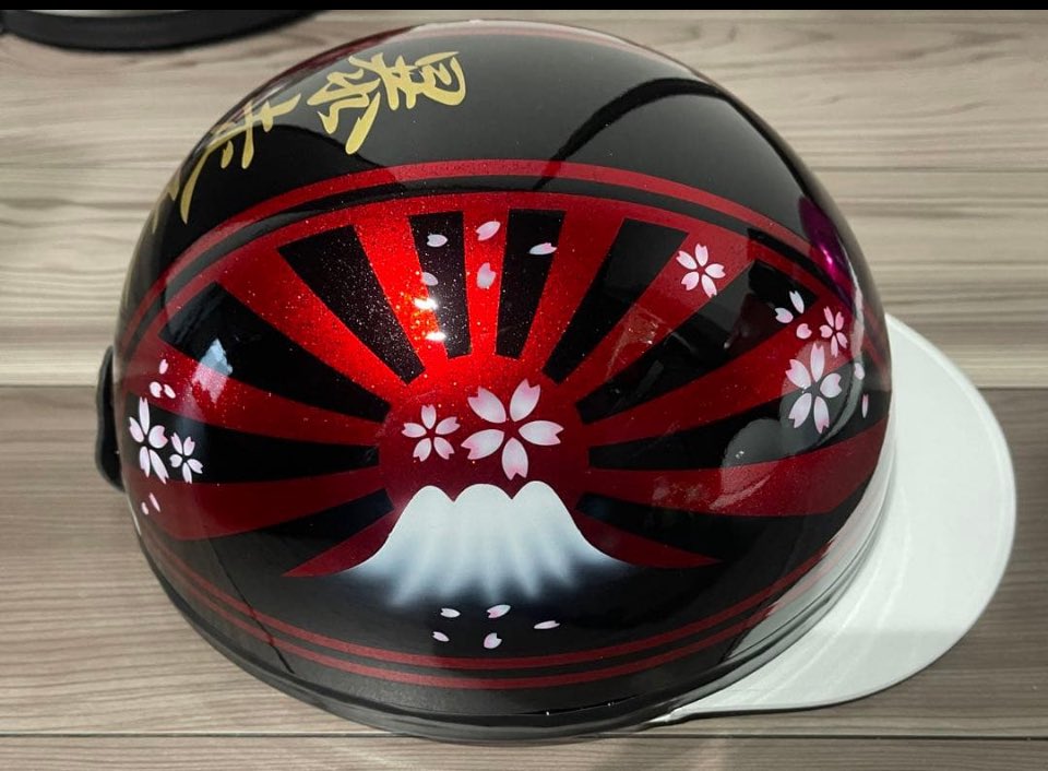 paint_clover's tweet photo. レッドラメに黒の
富士日章にて
制作しました😙

#コルク半 #ヘルメット
#暴走族 #旧車會 #族車 https://t.co/rY7uiVvdq4