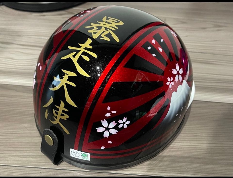 paint_clover's tweet photo. レッドラメに黒の
富士日章にて
制作しました😙

#コルク半 #ヘルメット
#暴走族 #旧車會 #族車 https://t.co/rY7uiVvdq4