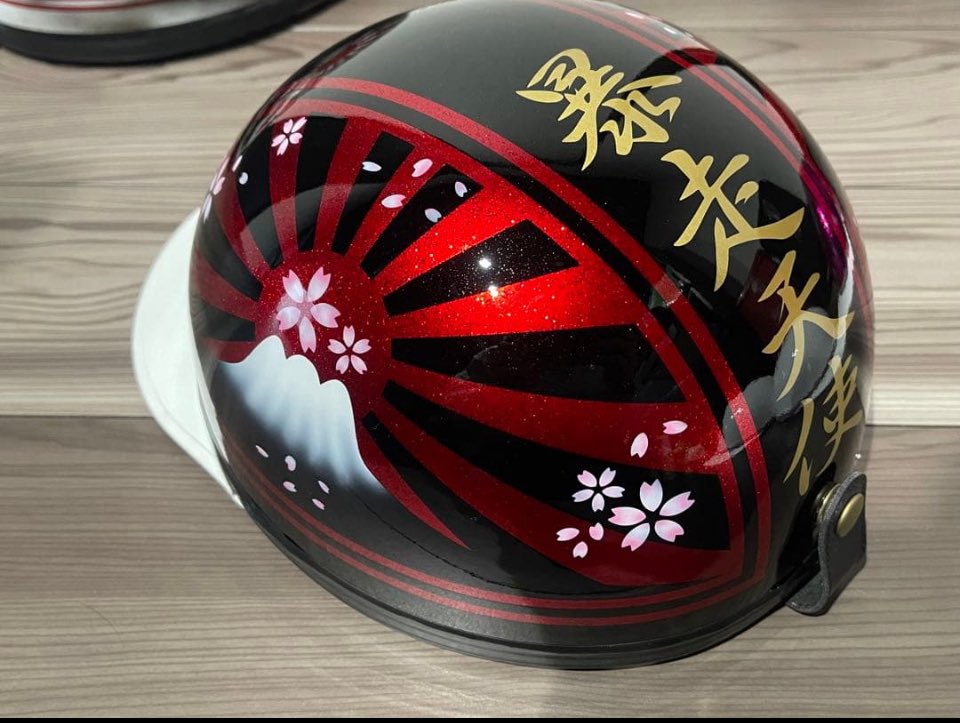 レッドラメに黒の 富士日章にて 制作しました😙 #コルク半 #ヘルメット